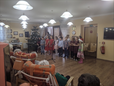 Čtvrťáci zpívali vánoční písně seniorům