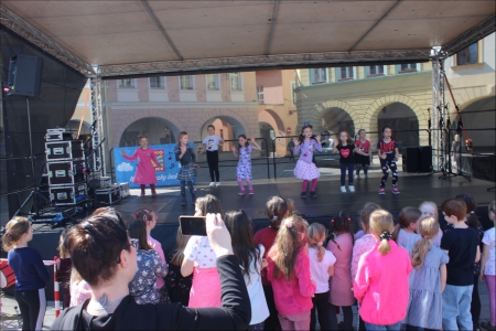 Fotogalerie Vystoupení tanečních kroužků naší školy na velikonočním jarmarku, foto č. 21