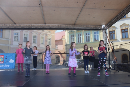 Fotogalerie Vystoupení tanečních kroužků naší školy na velikonočním jarmarku, foto č. 19